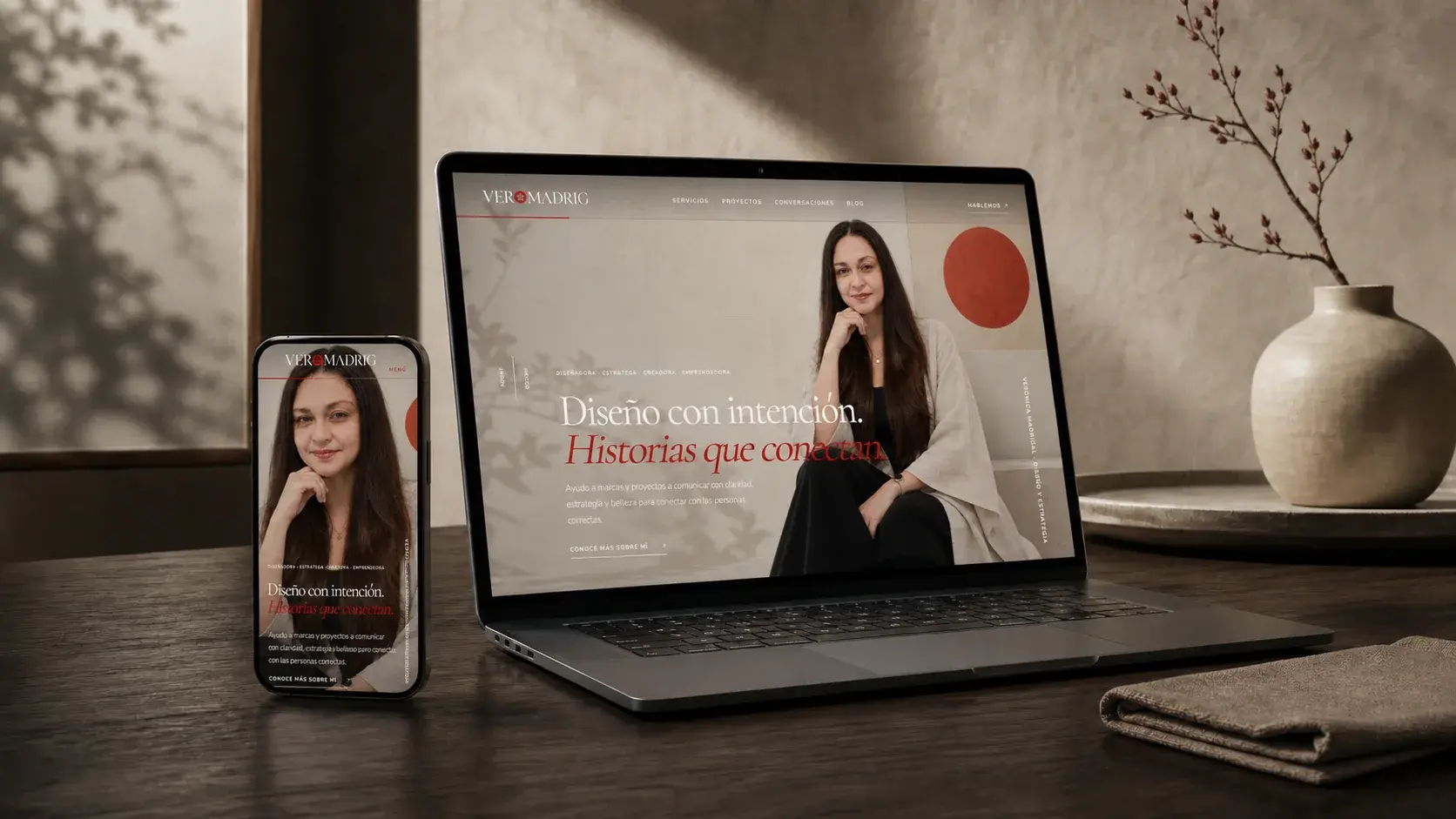Estudio digital de Veromadrig presentado en distintas pantallas