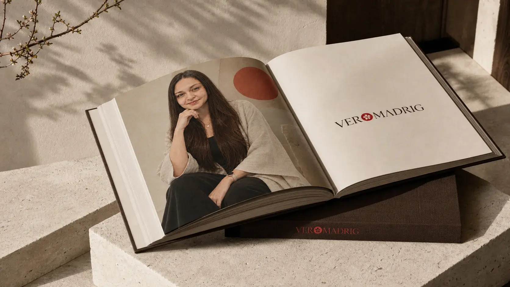 Libro editorial de Veromadrig sobre una mesa de trabajo